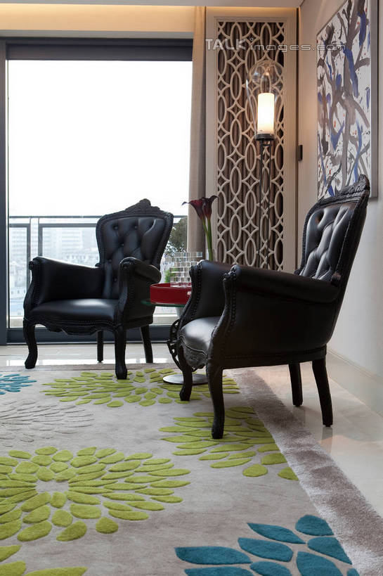 无人,家,客厅,竖图,室内,白天,正面,别墅,窗户,地毯,家具,落地窗,沙发,装修,建筑,照明,欧式,阴影,花纹,装饰,光线,图案,影子,房屋,墙,屋子,公寓,灯光,地面,豪华,茶几,建设,现代,装潢,洋房,楼房,玻璃窗,墙壁,墙画,墙面,住宅,灯,阳光,灯具,落地灯,室内装潢,华丽,修饰,样板房,明亮,照亮,点缀,起居室,舒适,家居装潢,照明设备,房产,房地产,房屋设计,地中海风格,古典风格,简约风格,室内设计,宽敞,样板房装潢,衬托,美观,雅致,雅观,客堂,设计,装饰画,彩图,房子,皮沙发,shwf1