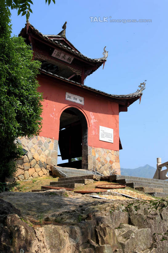 无人,栏杆,竖图,室外,白天,正面,旅游,度假,石头,名胜古迹,植物,门,标志建筑,地标,建筑,中国,亚洲,阴影,遗迹,光线,标志,石子,文字,影子,字符,阶梯,墙,拱门,围栏,古迹,文物,娱乐,标识,建设,古建筑,浙江,护栏,匾额,墙壁,墙面,台阶,树,树木,浙江省,红色,蓝色,绿色,蓝天,天空,阳光,自然,门框,天,享受,休闲,石阶,汉字,旅游胜地,放松,生长,晴朗,成长,中文,古文明,东亚,廊桥,万里无云,中华人民共和国,华东地区,浙,国文,华文,丽水,丽水市,庆元,庆元县,石块,岩石,晴空,晴空万里,彩图,咏归桥,shwf1