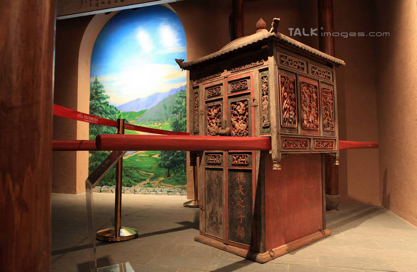 无人,栏杆,横图,室内,白天,正面,旅游,度假,名胜古迹,标志建筑,地标,建筑,木雕,雕塑,阴影,花纹,遗迹,艺术,装饰,光线,标志,雕刻,雕像,图案,文字,影子,字符,围栏,灯光,地面,古典,古迹,文物,娱乐,标识,建设,古建筑,护栏,墙画,红色,工艺品,享受,休闲,轿子,汉字,旅游胜地,放松,纪念,华丽,修饰,美术,点缀,中文,主题,古旧,陈列,古文明,功能,美学,衬托,美观,雅致,雅观,国文,华文,装饰画,彩图,shwf1