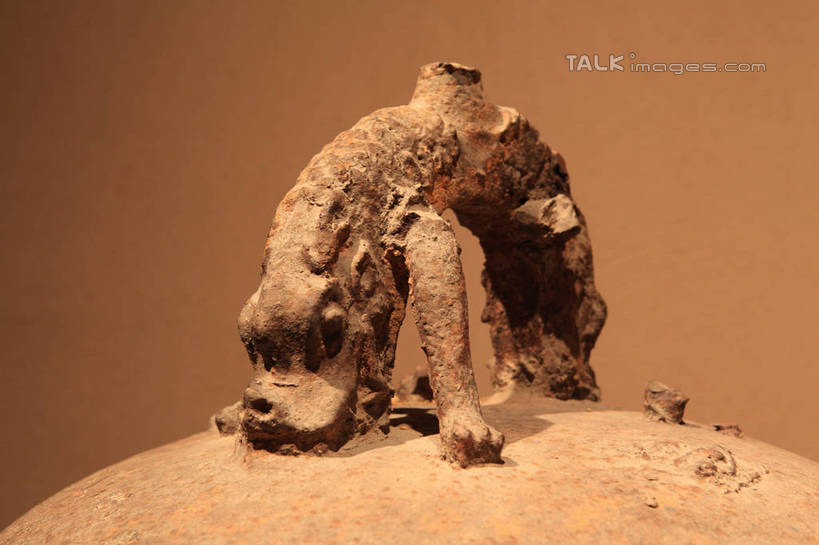 无人,站,横图,室外,特写,白天,正面,旅游,度假,野生动物,静物,雕塑,撑,阴影,艺术,装饰,光线,雕刻,雕像,环,影子,洞,灯光,注视,娱乐,一个,一只,动物,工艺品,低头,观察,看,站着,享受,休闲,放松,单个,观看,纪念,美术,察看,撑着,关注,野兽,主题,凶猛,陈列,功能,美学,青铜器,残暴,凶残,钟,站立,彩图,shwf1