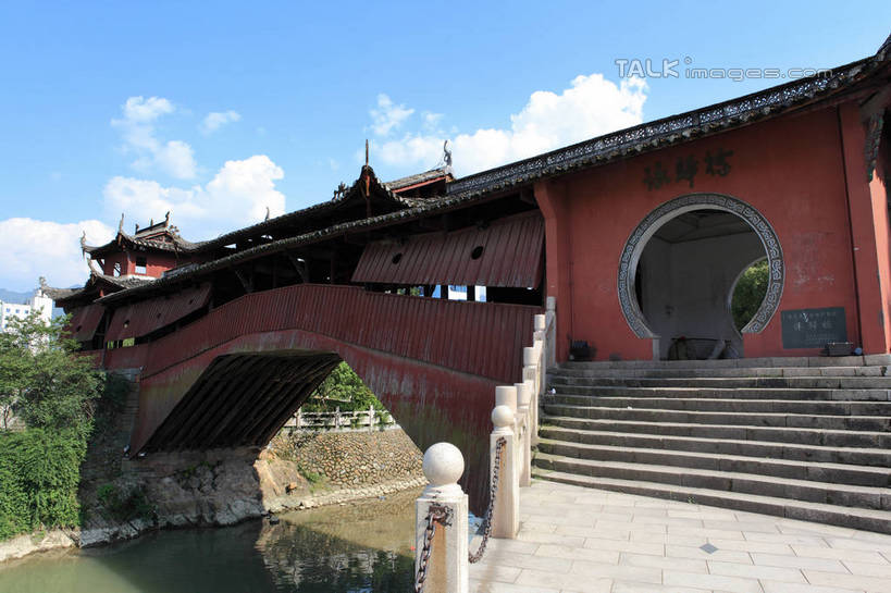 无人,栏杆,横图,室外,白天,正面,旅游,度假,河流,石头,名胜古迹,水,植物,标志建筑,地标,建筑,中国,亚洲,阴影,遗迹,光线,木制,石子,瓦片,影子,阶梯,屋檐,河水,水流,围栏,古迹,文物,娱乐,建设,古建筑,浙江,护栏,檐,台阶,树,树木,浙江省,蓝色,绿色,蓝天,天空,阳光,自然,木制品,天,享受,休闲,石阶,旅游胜地,放松,生长,晴朗,成长,古文明,东亚,廊桥,万里无云,中华人民共和国,华东地区,浙,丽水,丽水市,庆元,庆元县,石块,岩石,晴空,晴空万里,彩图,咏归桥,shwf1