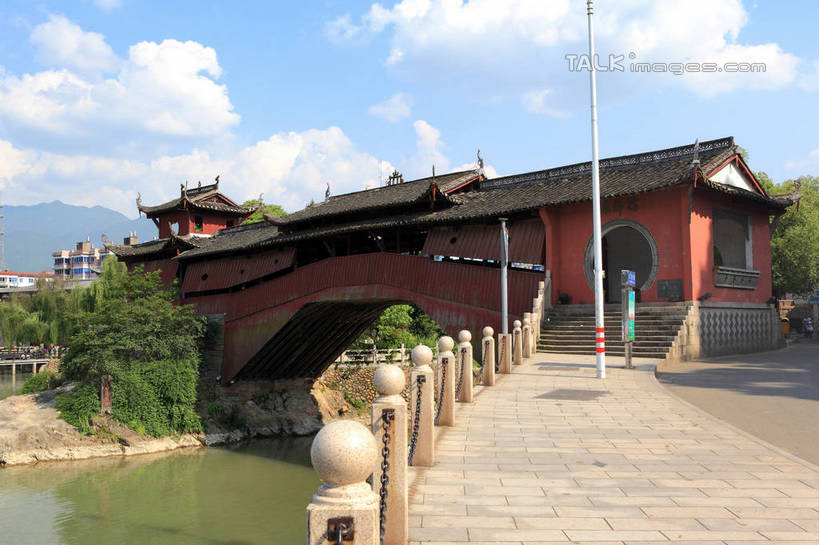 无人,栏杆,横图,室外,白天,正面,旅游,度假,河流,石头,名胜古迹,水,植物,标志建筑,地标,建筑,中国,亚洲,阴影,遗迹,光线,木制,石子,瓦片,影子,阶梯,屋檐,河水,水流,围栏,古迹,文物,娱乐,建设,古建筑,浙江,护栏,檐,台阶,树,树木,浙江省,蓝色,绿色,蓝天,天空,阳光,自然,木制品,天,享受,休闲,石阶,旅游胜地,放松,生长,晴朗,成长,古文明,东亚,廊桥,万里无云,中华人民共和国,华东地区,浙,丽水,丽水市,庆元,庆元县,石块,岩石,晴空,晴空万里,彩图,咏归桥,shwf1