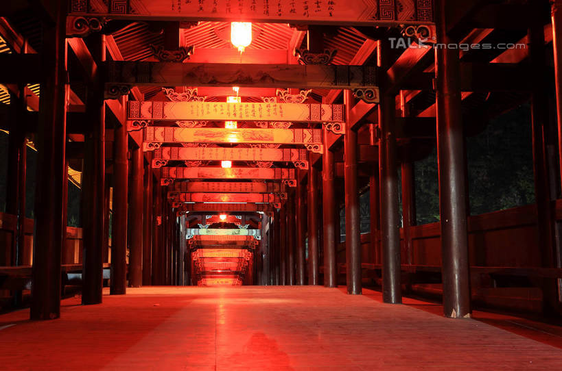 无人,横图,室内,夜晚,正面,旅游,度假,名胜古迹,标志建筑,地标,建筑,照明,中国,亚洲,一排,许多,遗迹,整齐,木制,瓦片,柱子,屋檐,灯光,地面,古迹,文物,娱乐,建设,古建筑,浙江,吊灯,檐,灯,浙江省,排列,木制品,灯具,享受,休闲,旅游胜地,放松,照亮,照明设备,队列,古文明,东亚,廊桥,中华人民共和国,华东地区,浙,丽水,丽水市,庆元,庆元县,彩图,咏归桥,shwf1