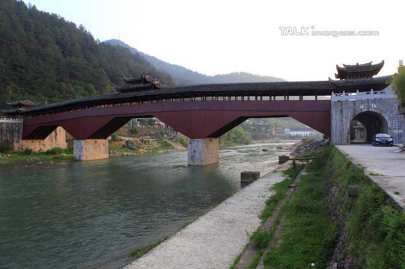 无人,横图,室外,白天,正面,旅游,度假,河流,名胜古迹,山,水,植物,标志建筑,地标,建筑,中国,亚洲,阴影,遗迹,光线,木制,瓦片,影子,屋檐,河水,山峰,水流,山峦,古迹,文物,娱乐,建设,古建筑,浙江,檐,树,树木,浙江省,蓝色,绿色,蓝天,天空,阳光,自然,木制品,天,享受,休闲,旅游胜地,放松,生长,晴朗,成长,古文明,东亚,廊桥,万里无云,中华人民共和国,华东地区,浙,丽水,丽水市,庆元,庆元县,晴空,晴空万里,彩图,咏归桥,shwf1