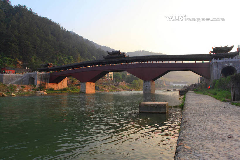 无人,横图,室外,白天,正面,旅游,度假,河流,名胜古迹,山,水,植物,标志建筑,地标,建筑,中国,亚洲,阴影,遗迹,光线,木制,瓦片,影子,屋檐,河水,山峰,水流,地面,山峦,古迹,文物,娱乐,建设,古建筑,浙江,檐,树,树木,浙江省,蓝色,绿色,蓝天,天空,阳光,自然,木制品,天,享受,休闲,旅游胜地,放松,生长,晴朗,成长,古文明,东亚,廊桥,万里无云,中华人民共和国,华东地区,浙,丽水,丽水市,庆元,庆元县,晴空,晴空万里,彩图,咏归桥,shwf1