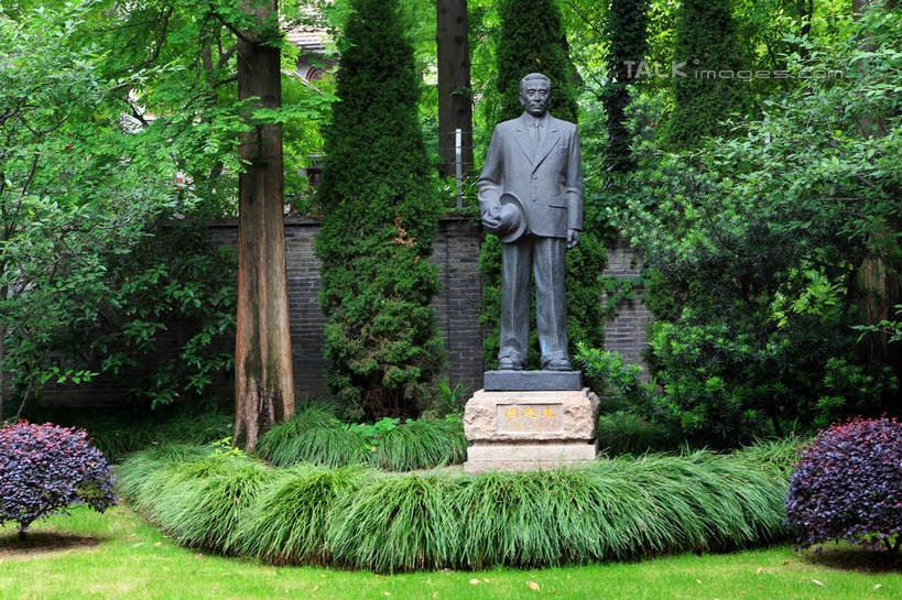 东方人,一个人,无人,花园,站,横图,室外,白天,正面,西装,旅游,度假,草地,草坪,名胜古迹,植物,标志建筑,地标,建筑,帽子,雕塑,上海,中国,亚洲,仅一个男性,仅一个人,仅一个中年男性,握,阴影,套装,正装,遗迹,艺术,装饰,光线,雕刻,雕像,影子,纪念馆,树荫,拿,拿着,黄种人,古迹,文物,娱乐,建设,古建筑,铜像,草,树,树木,一个,绿色,阳光,自然,遮阳帽,工艺品,站着,享受,休闲,旅游胜地,放松,握着,生长,单个,成长,纪念,美术,申,周恩来,领导,主题,陈列,卢湾区,古文明,东亚,思南路,上海市,周公馆,中华人民共和国,沪,华东地区,功能,美学,军事家,革命家,外交家,伍豪,翔宇,周总理,男人,男性,中年男性,亚洲人,站立,彩图,shwf1