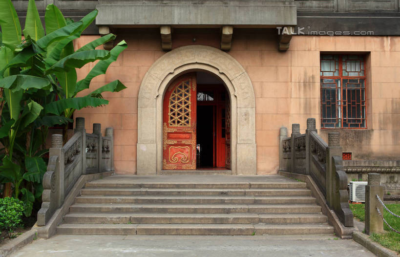 无人,家,栏杆,横图,室外,白天,正面,旅游,度假,美景,植物,门,天花板,城市风光,标志建筑,城市,地标,建筑,雕塑,上海,中国,亚洲,阴影,花纹,艺术,装饰,光线,标志,雕刻,雕像,牌匾,图案,文字,影子,字符,房屋,阶梯,墙,屋子,景观,公寓,拱门,围栏,摄像头,地面,娱乐,标识,建设,洋房,护栏,楼房,石雕,墙壁,墙面,台阶,住宅,树,树木,红色,绿色,阳光,自然,工艺品,门框,享受,休闲,石阶,汉字,景色,放松,生长,成长,纪念,美术,申,中文,主题,政府,监控,陈列,杨浦区,东亚,上海市,中华人民共和国,沪,华东地区,功能,美学,国文,华文,清源环路,彩图,房子,市政府,shwf1