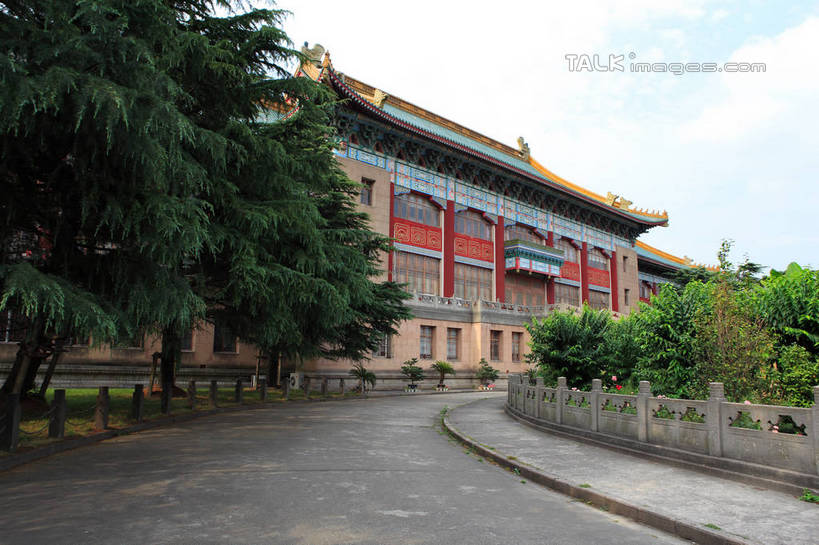 无人,家,栏杆,横图,室外,白天,正面,旅游,度假,美景,植物,城市风光,标志建筑,城市,地标,建筑,上海,中国,亚洲,阴影,花纹,装饰,光线,图案,影子,房屋,屋子,景观,云,云朵,公寓,围栏,云彩,娱乐,建设,洋房,护栏,楼房,住宅,树,树木,蓝色,绿色,白云,蓝天,天空,阳光,自然,天,享受,休闲,景色,放松,生长,晴朗,成长,华丽,修饰,点缀,申,政府,杨浦区,东亚,上海市,中华人民共和国,沪,华东地区,衬托,美观,雅致,雅观,清源环路,晴空,彩图,房子,市政府,shwf1