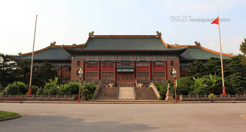 无人,家,栏杆,横图,室外,白天,正面,旅游,度假,美景,植物,城市风光,标志建筑,城市,地标,建筑,雕塑,上海,中国,亚洲,阴影,花纹,艺术,装饰,飘扬,光线,雕刻,雕像,旗杆,图案,瓦片,影子,房屋,阶梯,屋檐,屋子,景观,云,云朵,公寓,围栏,云彩,娱乐,红旗,建设,洋房,护栏,楼房,石雕,檐,台阶,住宅,树,树木,蓝色,绿色,白云,蓝天,天空,阳光,自然,工艺品,天,享受,休闲,石阶,景色,放松,生长,晴朗,成长,纪念,华丽,修饰,美术,点缀,申,主题,政府,陈列,杨浦区,东亚,上海市,中华人民共和国,沪,华东地区,功能,美学,衬托,美观,雅致,雅观,清源环路,晴空,彩图,房子,市政府,shwf1