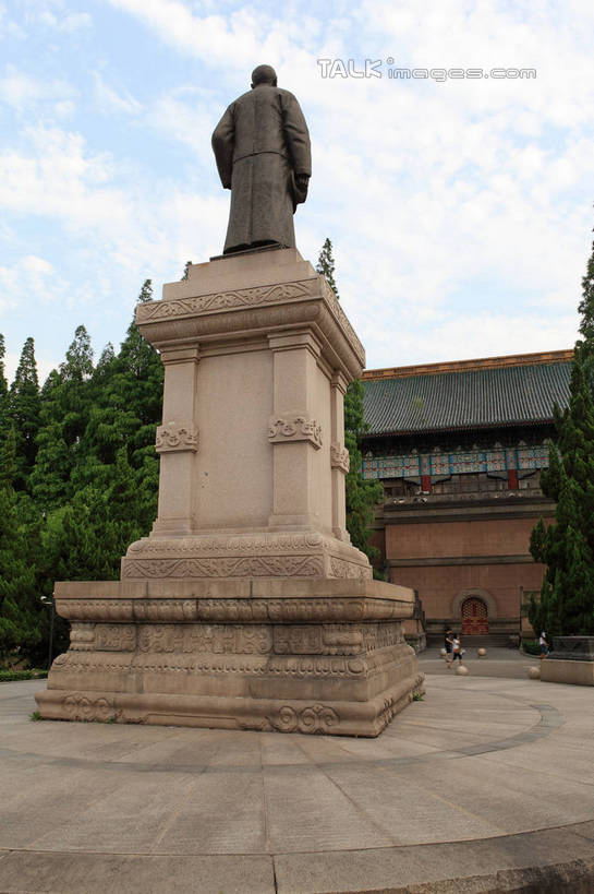 东方人,一个人,无人,家,站,竖图,室外,白天,仰视,旅游,度假,美景,植物,城市风光,标志建筑,城市,地标,建筑,帽子,雕塑,上海,中国,亚洲,仅一个男性,仅一个人,仅一个中年男性,握,阴影,花纹,艺术,装饰,光线,雕刻,雕像,图案,影子,房屋,屋子,景观,云,云朵,公寓,拿,云彩,拿着,注视,礼帽,黄种人,娱乐,建设,洋房,楼房,石雕,住宅,树,树木,蓝色,绿色,白云,蓝天,天空,阳光,自然,工艺品,天,观察,看,站着,享受,休闲,景色,放松,握着,生长,晴朗,成长,观看,纪念,华丽,修饰,美术,点缀,申,察看,国民党,关注,主题,政府,陈列,杨浦区,东亚,辛亥革命,孙中山,上海市,中华人民共和国,沪,华东地区,功能,美学,衬托,美观,雅致,雅观,政治家,革命家,历史人物,三民主义,孙文,孙逸仙,中山樵,清源环路,男人,男性,中年男性,亚洲人,晴空,站立,彩图,低角度拍摄,全身,房子,市政府,shwf1