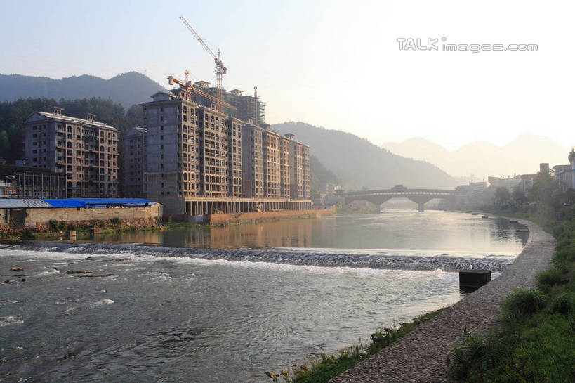 无人,高楼大厦,横图,室外,白天,正面,旅游,度假,技术,草地,草坪,河流,美景,山,水,植物,大厦,建筑,摩天大楼,中国,亚洲,阴影,光线,木板,影子,河水,景观,山峰,水流,桥,木桥,山峦,娱乐,设备,浙江,吊车,草,浙江省,施工,蓝色,绿色,蓝天,天空,阳光,自然,交通工具,天,享受,休闲,机械,起重机,景色,放松,晴朗,人行桥,木板桥,工程,自然风光,载具,东亚,廊桥,万里无云,中华人民共和国,华东地区,浙,丽水,丽水市,工作车,施工车,汽车吊,庆元,庆元县,晴空,晴空万里,彩图,大楼,高层建筑,高楼,摩天楼,咏归桥,shwf1