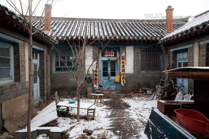 无人,家,攀登,横图,室外,白天,正面,旅游,度假,烟囱,雪,植物,大雪,窗户,门,中国,亚洲,阴影,光线,梯子,瓦片,影子,房屋,阶梯,木梯,屋顶,屋檐,屋子,积雪,雪景,冬季,冬天,院子,枝条,顶棚,娱乐,建设,山东,烟台,楼房,檐,民居,玻璃窗,民宅,住宅,树,树木,树枝,阳光,门框,享受,休闲,爬,放松,寒冷,上升,东亚,山东省,中华人民共和国,华东地区,登高,严寒,鲁,烟台市,虬枝,枝杈,攀爬,彩图,房子,shwf1