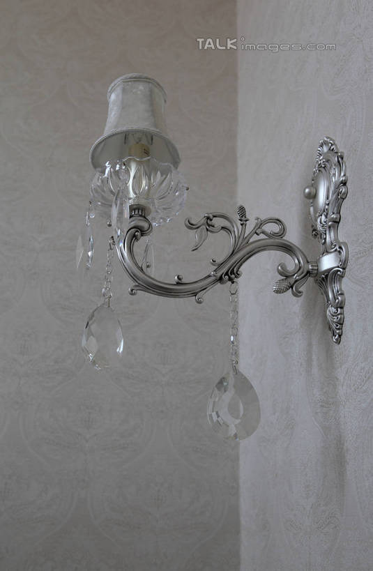 无人,家,竖图,室内,白天,仰视,别墅,家具,装修,建筑,照明,欧式,装饰,壁灯,房屋,墙,屋子,公寓,灯光,地面,豪华,建设,现代,装潢,洋房,楼房,水晶灯,墙壁,墙面,住宅,灯,一个,灯具,室内装潢,单个,华丽,修饰,样板房,明亮,照亮,点缀,舒适,家居装潢,照明设备,房产,房地产,房屋设计,地中海风格,古典风格,简约风格,室内设计,宽敞,样板房装潢,衬托,美观,雅致,雅观,设计,彩图,低角度拍摄,房子,shwf1