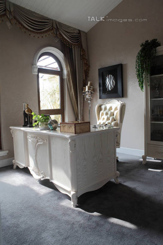 无人,家,竖图,室内,白天,正面,绘画,别墅,窗户,窗帘,地毯,家具,书房,天花板,装修,桌子,建筑,椅子,欧式,阴影,艺术,装饰,光线,影子,办公桌,房屋,木椅,墙,屋子,公寓,地面,豪华,文化,建设,现代,装潢,洋房,楼房,玻璃窗,壁画,墙壁,墙画,墙面,住宅,阳光,室内装潢,华丽,修饰,样板房,明亮,点缀,舒适,家居装潢,房产,房地产,房屋设计,地中海风格,古典风格,简约风格,室内设计,宽敞,样板房装潢,衬托,美观,雅致,雅观,设计,装饰画,画画,彩图,房子,shwf1