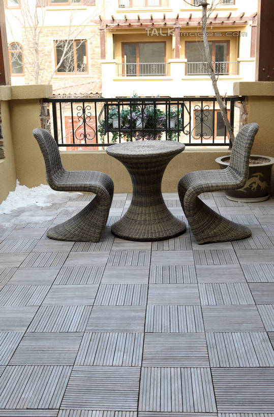 无人,栏杆,露台,竖图,室外,白天,正面,石头,植物,窗户,地板,阳台,桌面,桌子,椅子,花盆,阴影,花纹,装饰,光线,石子,影子,墙,围栏,枯树,枝条,地面,两把,护栏,玻璃窗,墙壁,墙面,树,树木,树枝,排列,两个,一个,阳光,单个,华丽,修饰,点缀,队列,衬托,美观,雅致,雅观,虬枝,枝杈,石块,彩图,露天阳台,shwf1