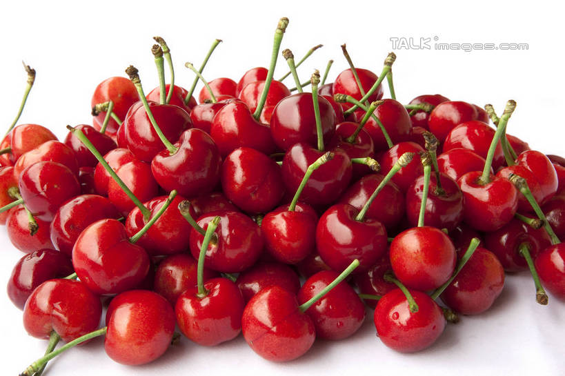 无人,横图,俯视,室内,特写,白天,白色背景,桌面,桌子,樱桃,水果,一堆,许多,堆叠,堆积,新鲜,光泽,木制,生食,食品,果实,食物,红色,木制品,摄影,有机食品,绿色食品,影棚,堆,大樱桃,樱珠,莺桃,英桃,楔桃,牛桃,荆桃,车厘子,彩图,高角度拍摄,影棚拍摄,拍摄,shwf1