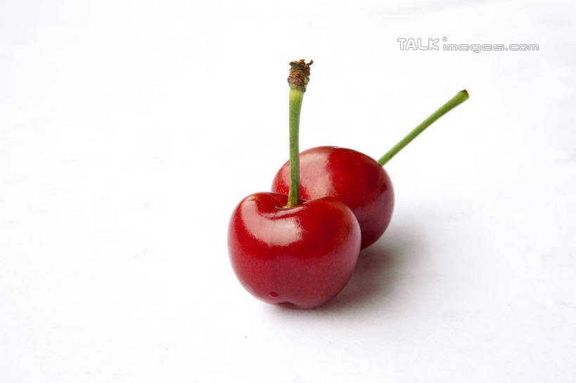 无人,横图,俯视,室内,特写,白天,白色背景,桌面,桌子,樱桃,水果,新鲜,光泽,木制,生食,食品,果实,两颗,食物,两个,红色,木制品,摄影,有机食品,绿色食品,影棚,大樱桃,樱珠,莺桃,英桃,楔桃,牛桃,荆桃,车厘子,彩图,高角度拍摄,影棚拍摄,拍摄,shwf1