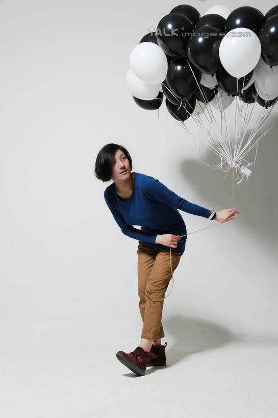 东方人,一个人,站,举,摸,竖图,室内,白天,白色背景,正面,时尚,亚洲,仅一个年轻女性,仅一个女性,仅一个人,抚摸,弯腰,握,阴影,服装,装饰,时间,光线,时钟,手表,影子,塑料,灯光,咖啡色,拿,计时,拿着,注视,休闲装,黄种人,衣服,蓝色,白色,黑色,气球,塑料制品,钟表,观察,看,托,站着,四个,休闲,休闲服,橡胶,表,活力,握着,摄影,服饰,影棚,观看,飘浮,青春,生机,华丽,修饰,腕表,点缀,察看,关注,橡胶制品,弯身,衬托,美观,雅致,雅观,干练,活气,年轻女性,女人,女性,亚洲人,钟,屈膝,触摸,接触,举起,举手,举着,向上举,向上伸,向上托,站立,彩图,全身,影棚拍摄,拍摄,短发,shwf1