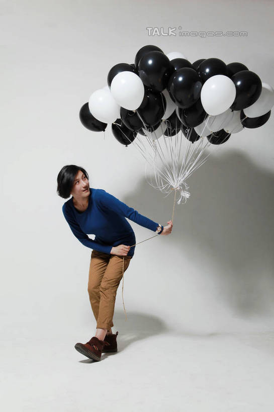 东方人,一个人,站,举,摸,竖图,室内,白天,白色背景,正面,时尚,亚洲,仅一个年轻女性,仅一个女性,仅一个人,抚摸,弯腰,握,阴影,服装,装饰,时间,光线,时钟,手表,影子,塑料,灯光,咖啡色,拿,计时,拿着,注视,休闲装,黄种人,衣服,蓝色,白色,黑色,气球,塑料制品,钟表,观察,看,托,站着,四个,休闲,休闲服,橡胶,表,活力,握着,摄影,服饰,影棚,观看,飘浮,青春,生机,华丽,修饰,腕表,点缀,察看,关注,橡胶制品,弯身,衬托,美观,雅致,雅观,干练,活气,年轻女性,女人,女性,亚洲人,钟,屈膝,触摸,接触,举起,举手,举着,向上举,向上伸,向上托,站立,彩图,全身,影棚拍摄,拍摄,短发,shwf1