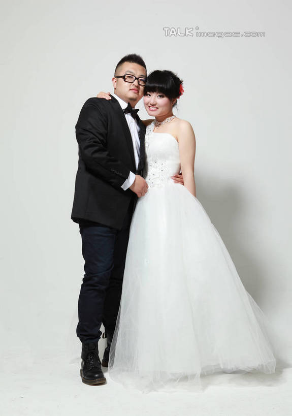 东方人,两个人,家庭,夫妻,新娘,新郎,站,抱,笑,微笑,露齿笑,竖图,室内,白天,白色背景,正面,婚纱,衬衫,西装,爱情,婚礼,时尚,快乐,幸福,亚洲,阴影,套装,正装,庆祝,光线,领结,眼镜,影子,灯光,结婚,浪漫,依偎,黄种人,白色,黑色,靠,靠着,倚靠,站着,温暖,温馨,喜庆,一家人,恩爱,活力,恋人,摄影,影棚,抱着,纪念,青春,生机,和睦,搂着,倚着,近视眼镜,依附,依赖,投靠,活气,男人,男性,年轻男性,年轻女性,女人,女性,亚洲人,年轻人,夫妇,情侣,搂,站立,彩图,全身,影棚拍摄,衬衣,婚礼服,礼服,高兴,拍摄,伴侣,融洽,shwf1