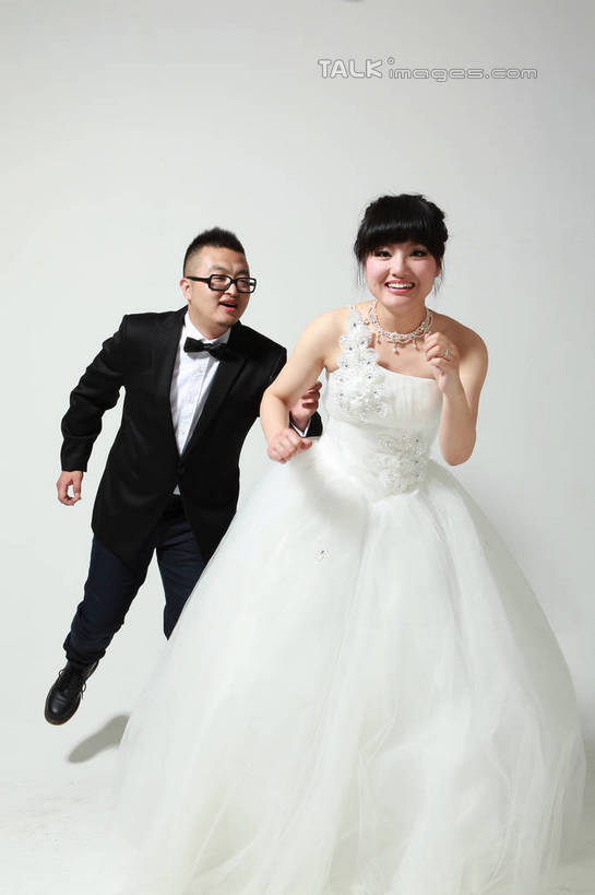 东方人,两个人,家庭,夫妻,新娘,新郎,站,笑,微笑,露齿笑,竖图,室内,白天,白色背景,正面,婚纱,衬衫,西装,爱情,婚礼,时尚,快乐,幸福,亚洲,追逐,阴影,套装,正装,庆祝,光线,领结,眼镜,影子,灯光,结婚,浪漫,黄种人,白色,黑色,奔跑,站着,张嘴,温暖,温馨,喜庆,一家人,恩爱,活力,恋人,摄影,影棚,纪念,青春,生机,和睦,近视眼镜,张大嘴巴,活气,男人,男性,年轻男性,年轻女性,女人,女性,亚洲人,年轻人,夫妇,情侣,张开嘴,站立,半身,彩图,影棚拍摄,衬衣,婚礼服,礼服,高兴,拍摄,伴侣,融洽,shwf1