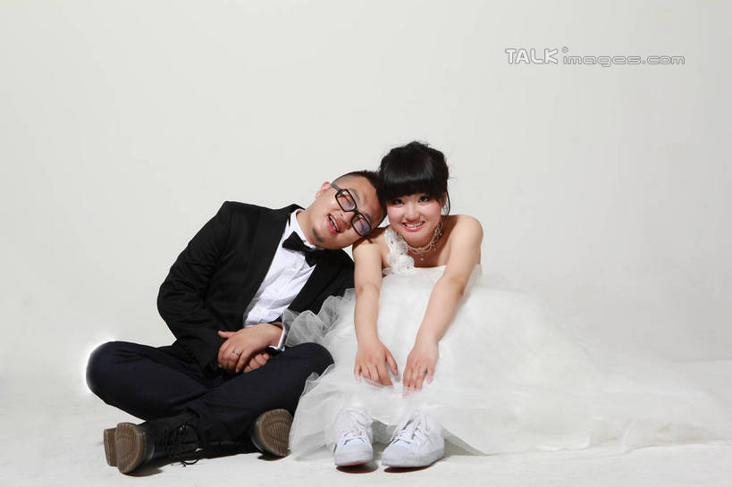 东方人,两个人,家庭,夫妻,新娘,新郎,坐,笑,盘腿,微笑,露齿笑,横图,室内,白天,白色背景,正面,婚纱,鞋,衬衫,运动鞋,西装,爱情,婚礼,时尚,快乐,幸福,鞋子,亚洲,阴影,套装,正装,庆祝,光线,领结,眼镜,影子,灯光,皮革,结婚,浪漫,依偎,黄种人,白色,黑色,靠,靠着,倚靠,温暖,温馨,喜庆,一家人,恩爱,活力,恋人,摄影,影棚,纪念,青春,生机,休闲鞋,和睦,倚着,近视眼镜,依附,依赖,投靠,活气,男人,男性,年轻男性,年轻女性,女人,女性,亚洲人,年轻人,夫妇,情侣,屈膝,盘腿而坐,盘膝,盘着腿的,盘着腿坐,双腿交叉,坐着,彩图,全身,影棚拍摄,衬衣,婚礼服,礼服,皮鞋,高兴,拍摄,伴侣,融洽,shwf1