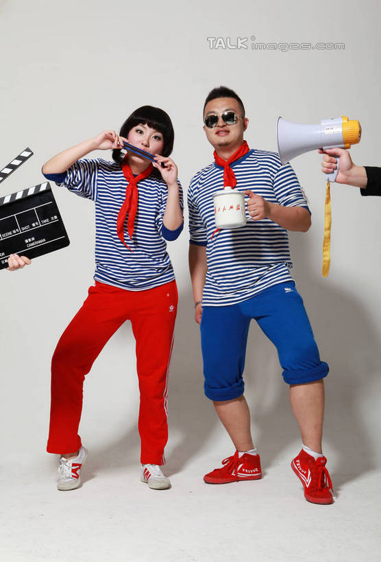 东方人,两个人,家庭,夫妻,站,举,竖图,室内,白天,白色背景,正面,爱情,时尚,杯子,亚洲,条纹,服装,球鞋,工具,墨镜,眼镜,吹奏乐器,口琴,乐器,浪漫,音乐,休闲装,黄种人,喇叭,运动裤,衣服,红色,蓝色,话筒,水杯,太阳镜,太阳眼镜,托,站着,休闲,温暖,温馨,一家人,休闲服,遮阳镜,恩爱,活力,恋人,摄影,服饰,影棚,青春,生机,搪瓷杯,和睦,传声筒,场记板,红领巾,场记打板,场记牌,导演板,电影打板,电影工具,活气,海魂衫,海军衫,男人,男性,年轻男性,年轻女性,女人,女性,亚洲人,年轻人,夫妇,情侣,茶杯,屈膝,举起,举手,举着,向上举,向上伸,向上托,站立,彩图,全身,影棚拍摄,拍摄,伴侣,融洽,电影,shwf1