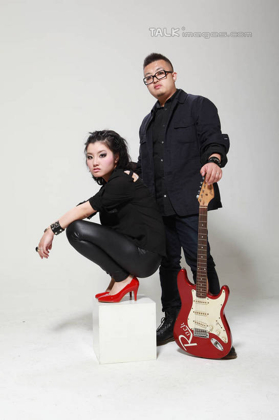东方人,两个人,家庭,夫妻,站,蹲,竖图,室内,白天,白色背景,正面,高跟鞋,衬衫,爱情,时尚,鞋子,亚洲,握,服装,眼镜,电吉他,吉他,乐器,弦乐器,浪漫,拿,拿着,扭头,注视,休闲装,黄种人,衣服,红色,黑色,观察,看,站着,转头,休闲,温暖,温馨,一家人,休闲服,恩爱,活力,搭,握着,恋人,摄影,服饰,影棚,观看,青春,生机,和睦,察看,搭着,关注,弹拨弦鸣乐器,近视眼镜,朋克,活气,男人,男性,年轻男性,年轻女性,女人,女性,亚洲人,年轻人,夫妇,情侣,蹲着,站立,彩图,全身,影棚拍摄,衬衣,拍摄,伴侣,融洽,弹拨弦乐器,shwf1