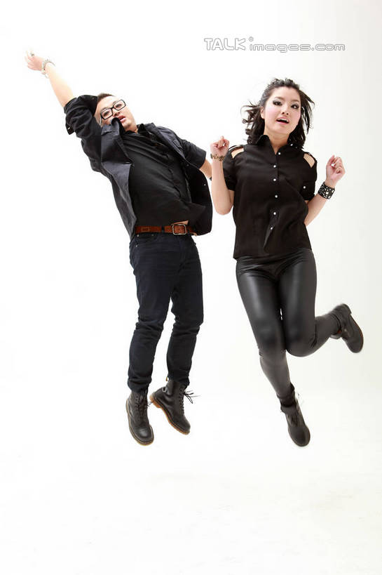 东方人,两个人,家庭,夫妻,跳,竖图,室内,白天,白色背景,正面,衬衫,爱情,时尚,亚洲,服装,眼镜,半空,浪漫,抬腿,注视,休闲装,黄种人,衣服,黑色,观察,看,休闲,温暖,温馨,一家人,休闲服,恩爱,活力,恋人,摄影,服饰,影棚,观看,青春,生机,和睦,察看,关注,近视眼镜,朋克,活气,男人,男性,年轻男性,年轻女性,女人,女性,亚洲人,年轻人,夫妇,情侣,跳跃,彩图,全身,影棚拍摄,衬衣,拍摄,伴侣,融洽,shwf1