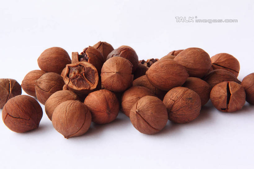 无人,横图,俯视,室内,特写,白天,白色背景,桌面,桌子,一堆,许多,阴影,堆叠,堆积,散落,光线,影子,灯光,核桃,坚果,褐色,果实,干果,剥开,摄影,影棚,堆,横截面,剖面,小核桃,山核桃,胡桃,羌桃,彩图,高角度拍摄,影棚拍摄,拍摄,shwf1