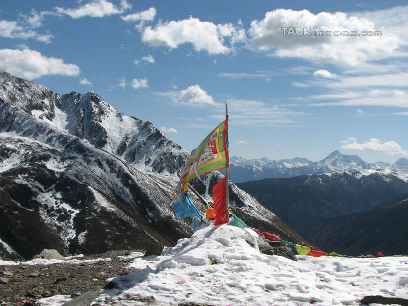 无人,横图,室外,白天,正面,旅游,度假,石头,美景,山,山脉,峡谷,雪,雪山,大雪,旗帜,中国,亚洲,阴影,光线,纹路,石子,纹理,影子,冰,积雪,景观,山峰,雪景,云,云朵,冬季,冬天,山谷,山峦,云彩,娱乐,旗子,蓝色,白云,蓝天,天空,阳光,自然,群山,天,享受,休闲,景色,放松,寒冷,北川县,四川省,晴朗,连绵,冰冷,绵延,岩层,自然风光,山岭,东亚,四川,肌理,中华人民共和国,西南地区,严寒,川,冰凉,酷寒,凛冽,凛凛,极冷,旌旗,旗号,绵阳,绵阳市,联贯,石块,岩石,晴空,彩图,北川羌族自治县,shwf1