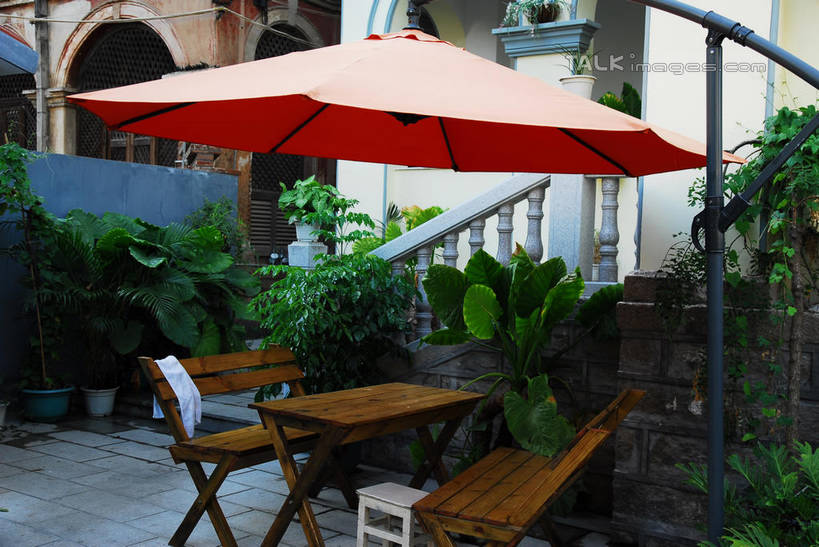 无人,宾馆,横图,室外,白天,正面,度假,美景,植物,餐桌,桌子,城市风光,城市,椅子,鼓浪屿,中国,亚洲,伞,雨伞,遮阳伞,景观,娱乐,阳伞,厦门,树,树木,绿色,自然,享受,休闲,景色,放松,生长,成长,餐台,太阳伞,福建,东亚,福建省,厦门市,中华人民共和国,华东地区,闽,彩图,客店,客栈,旅店,旅馆,旅舍,汽车旅馆,思明区,shwf1