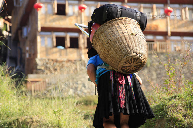 东方人,背,一个人,家,走,交叉,横图,室外,白天,民族服装,草地,草坪,植物,竹子,亚洲,仅一个女性,仅一个人,竹制,编织,篮子,房屋,屋子,黄种人,楼房,住宅,草,背面,绿色,竹篮,背着,仅一个中年女性,瓦房,竹条,交织,竹制品,背负,穿插,女人,女性,中年女性,亚洲人,步行,散步,走路,半身,彩图,传统服装,民俗服,房子,shwf1