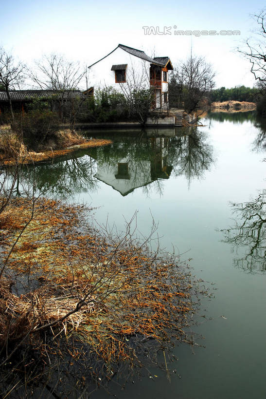 无人,公园,家,竖图,室外,白天,正面,旅游,度假,湖,湖泊,美景,水,植物,芦苇,叶子,中国,亚洲,阴影,光线,影子,房屋,屋子,湖面,景观,水流,水面,粽叶,绿叶,枝条,娱乐,浙江,楼房,住宅,树,树木,树枝,浙江省,蓝色,绿色,蓝天,天空,阳光,自然,湖水,天,享受,休闲,嫩叶,瓦房,景色,放松,生长,晴朗,成长,杭州,西溪,自然风光,东亚,杭州市,万里无云,中华人民共和国,华东地区,省会,浙,箬叶,芦苇叶,虬枝,枝杈,西湖区,叶,叶片,晴空,晴空万里,彩图,房子,西溪国家湿地公园,杭州之肺,杭州西溪国家湿地公园,shwf1