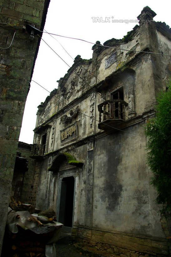 无人,家,竖图,室外,白天,仰视,旅游,度假,名胜古迹,门,标志建筑,地标,建筑,中国,亚洲,遗迹,电力,电线,线,房屋,墙,屋子,电能,线路,古迹,文物,娱乐,建设,古建筑,江西,景德镇,狮冈胜览,楼房,墙壁,墙面,住宅,天空,门框,天,享受,休闲,旅游胜地,放松,电,电源,电源线,能量,古文明,东亚,江西省,中华人民共和国,华东地区,赣,景德镇市,彩图,低角度拍摄,房子,瑶里镇,瑶里古镇,瑶里,狮冈胜览民居,shwf1