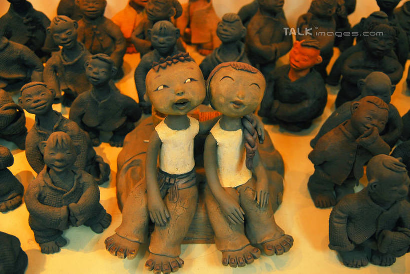 无人,两个人,坐,横图,俯视,室外,特写,白天,爱情,度假,美景,城市风光,城市,雕塑,上海,中国,亚洲,服装,艺术,装饰,雕刻,雕像,景观,浪漫,注视,休闲装,娱乐,泰康路,田子坊,衣服,工艺品,观察,看,享受,休闲,温暖,温馨,休闲服,景色,恩爱,放松,恋人,服饰,观看,纪念,美术,申,和睦,察看,关注,主题,陈列,卢湾区,东亚,上海市,中华人民共和国,沪,华东地区,功能,美学,男人,男性,年轻男性,年轻女性,女人,女性,情侣,坐着,彩图,高角度拍摄,全身,伴侣,融洽,shwf1