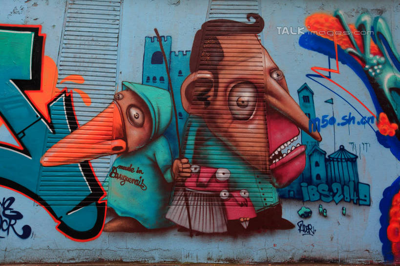 西方人,一个人,无人,家,坐,横图,室外,白天,正面,抽象,旅游,度假,绘画,标志建筑,地标,建筑,钓鱼竿,上海,欧洲,中国,欧洲人,亚洲,仅一个男性,仅一个人,仅一个中年男性,阴影,服装,艺术,光线,彩绘,图案,影子,房屋,墙,屋子,艺术品,古典,注视,文化,娱乐,建设,莫干山路,楼房,墙壁,墙面,住宅,衣服,阳光,工艺品,观察,看,品味,享受,休闲,概念,旅游胜地,放松,服饰,观看,渔具,美术,申,察看,高雅,衣着,穿着,关注,怪物,东亚,普陀区,上海市,中华人民共和国,沪,华东地区,美学,衣饰,图文,男人,男性,中年男性,白种人,钓竿,鱼竿,坐着,彩图,全身,钓鱼,涂鸦,房子,M50创意园,shwf1