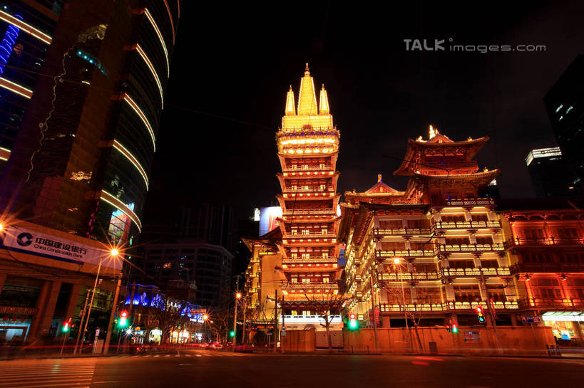无人,家,寺庙,横图,室外,夜晚,仰视,旅游,度假,安全,名胜古迹,标志建筑,道路,地标,建筑,路,夜景,公路,上海,中国,亚洲,阴影,节日,遗迹,光线,影子,房屋,屋子,红绿灯,灯光,信号灯,交通,古迹,文化,文物,娱乐,建设,古建筑,楼房,住宅,南京西路,庙宇,祈祷,享受,休闲,健康,旅游胜地,放松,警示,许愿,宗教,佛教,信仰,纪念,静安寺,祈求,申,提示,流通,古文明,东亚,静安区,上海市,交通信号灯,行人信号灯,中华人民共和国,沪,华东地区,释教,平安,马路,彩图,低角度拍摄,房子,庙,寺,静安古寺,shwf1