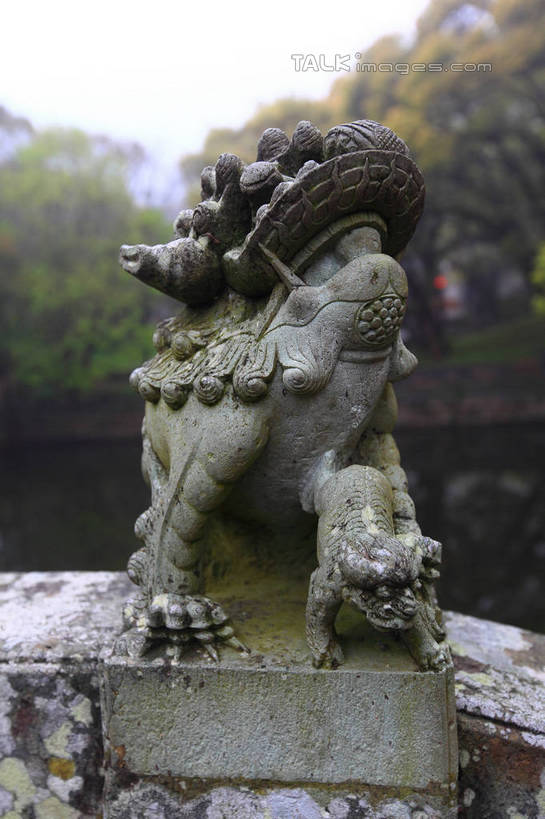 无人,竖图,室外,特写,白天,正面,河流,美景,水,植物,哺乳动物,野生动物,狮子,雕塑,中国,亚洲,阴影,辟邪,朦胧,模糊,艺术,装饰,光线,雕刻,雕像,影子,河水,景观,水流,文化,浙江,石雕,树,树木,浙江省,绿色,倒影,阳光,自然,动物,工艺品,石狮,祈祷,健康,景色,许愿,生长,成长,纪念,祈求,美术,倒映,自然风光,主题,凶猛,陈列,东亚,普陀区,普陀山,法雨寺,中华人民共和国,华东地区,浙,功能,美学,驱邪,祛邪,避邪,舟山,舟山市,守护神,反照,残暴,平安,凶残,彩图,海天佛国,shwf1