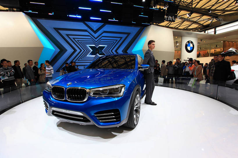 东方人,西方人,模特,站,走,横图,室内,白天,正面,衬衫,西装,技术,科技,汽车,上海,欧洲,中国,欧洲人,亚洲,一辆,行人,停靠,阴影,套装,服装,正装,光线,英文,标志,文字,影子,字符,字母,墙,灯光,宝马,许多人,注视,休闲装,职业装,黄种人,标识,路人,墙壁,墙面,车,衣服,蓝色,交通工具,轿车,观察,看,站着,一群人,休闲,休闲服,车模,展示,服饰,观看,展览,车展,英文字母,申,察看,未来,关注,停泊,载具,东亚,闵行区,概念车,上海市,上海车展,上海国际展览中心,中华人民共和国,沪,华东地区,独特,新颖,过客,男人,男性,年轻男性,年轻女性,女人,女性,白种人,亚洲人,模特儿,步行,散步,站立,走路,半身,彩图,衬衣,虹桥经济技术开发区,汽车展览,上海虹桥经济技术开发区,2013年上海第十五届国际汽车展,2013上海车展,上海国际汽车工业展览会,宝马X4,shwf1