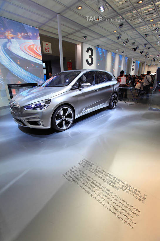 东方人,站,竖图,室内,白天,正面,技术,科技,窗户,汽车,照明,上海,中国,亚洲,一辆,行人,游客,游人,停靠,阴影,服装,光线,影子,墙,灯光,宝马,许多人,注视,休闲装,黄种人,顶灯,路人,旅客,玻璃窗,墙壁,墙面,车,灯,衣服,车窗,灯具,交通工具,轿车,观察,看,站着,一群人,休闲,休闲服,展示,警示,服饰,观看,展览,车展,车灯,尾灯,照亮,申,提醒,察看,未来,照明设备,关注,提示,停泊,载具,东亚,闵行区,概念车,上海市,上海车展,上海国际展览中心,中华人民共和国,沪,华东地区,独特,新颖,过客,男人,男性,年轻男性,年轻女性,女人,女性,亚洲人,站立,半身,彩图,虹桥经济技术开发区,汽车展览,上海虹桥经济技术开发区,2013年上海第十五届国际汽车展,2013上海车展,上海国际汽车工业展览会,宝马ActiveTourer,shwf1