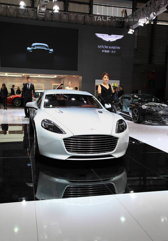 东方人,站,走,竖图,室内,白天,正面,技术,科技,汽车,上海,中国,亚洲,一辆,行人,游客,游人,停靠,阴影,服装,光线,影子,灯光,许多人,注视,休闲装,黄种人,路人,旅客,车,衣服,交通工具,轿车,观察,看,站着,一群人,休闲,休闲服,展示,服饰,观看,展览,车展,申,察看,未来,关注,停泊,载具,东亚,闵行区,概念车,上海市,上海车展,上海国际展览中心,中华人民共和国,沪,华东地区,独特,新颖,过客,男人,男性,年轻男性,年轻女性,女人,女性,亚洲人,步行,散步,站立,走路,半身,彩图,虹桥经济技术开发区,汽车展览,上海虹桥经济技术开发区,2013年上海第十五届国际汽车展,2013上海车展,上海国际汽车工业展览会,阿斯顿.马丁Rapide,阿斯顿.马丁,shwf1