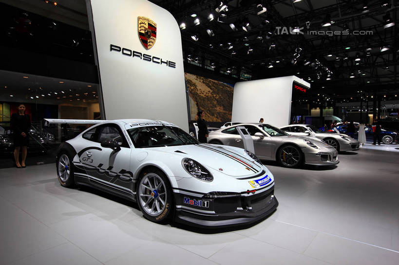 无人,横图,室内,白天,正面,技术,科技,窗户,汽车,照明,上海,中国,亚洲,停靠,阴影,光线,英文,标志,文字,影子,字符,字母,墙,灯光,标识,玻璃窗,墙壁,墙面,车,灯,白色,车窗,灯具,交通工具,轿车,展示,展览,车展,英文字母,照亮,申,未来,照明设备,停泊,载具,东亚,闵行区,概念车,上海市,上海车展,上海国际展览中心,前照灯,前大灯,车前灯,中华人民共和国,沪,华东地区,独特,新颖,彩图,保时捷,虹桥经济技术开发区,汽车展览,上海虹桥经济技术开发区,2013年上海第十五届国际汽车展,2013上海车展,上海国际汽车工业展览会,保时捷911GT3,shwf1