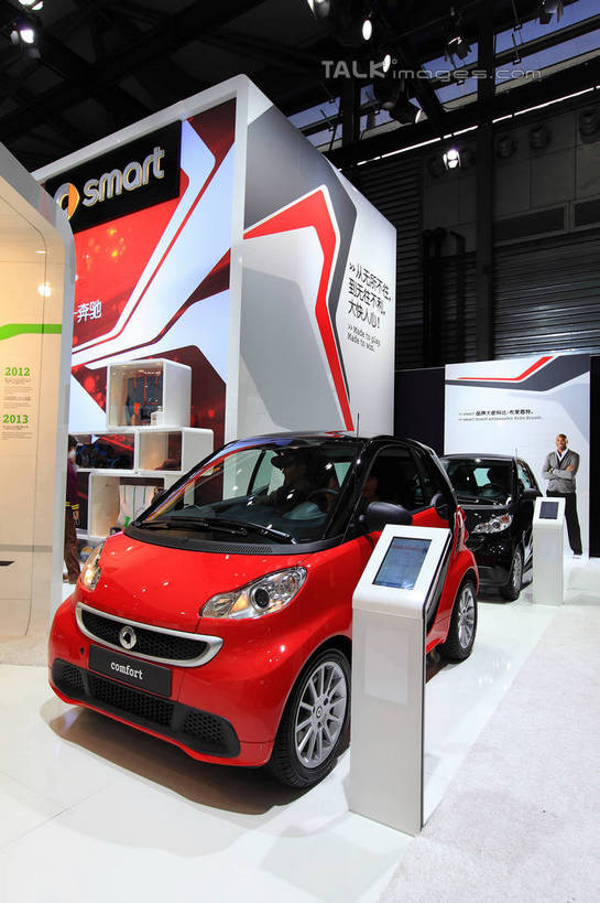 无人,竖图,室内,白天,正面,汽车,上海,中国,亚洲,奔驰,停靠,阴影,光线,影子,灯光,车,红色,交通工具,轿车,展示,展览,车展,申,停泊,载具,东亚,闵行区,上海市,上海车展,上海国际展览中心,中华人民共和国,沪,华东地区,彩图,虹桥经济技术开发区,汽车展览,上海虹桥经济技术开发区,2013年上海第十五届国际汽车展,2013上海车展,上海国际汽车工业展览会,奔驰smart,shwf1