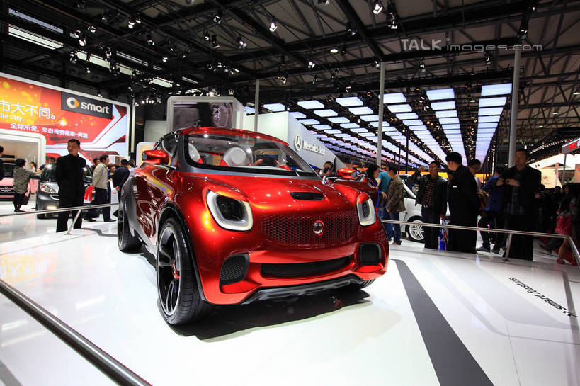 东方人,站,走,横图,室内,白天,正面,技术,科技,汽车,上海,中国,亚洲,一辆,行人,游客,游人,奔驰,停靠,阴影,服装,光线,影子,灯光,许多人,注视,休闲装,黄种人,路人,旅客,车,衣服,红色,交通工具,轿车,观察,看,站着,一群人,休闲,休闲服,展示,服饰,观看,展览,车展,申,察看,未来,关注,停泊,载具,东亚,闵行区,概念车,上海市,上海车展,上海国际展览中心,中华人民共和国,沪,华东地区,独特,新颖,过客,男人,男性,年轻男性,年轻女性,女人,女性,亚洲人,步行,散步,站立,走路,半身,彩图,虹桥经济技术开发区,汽车展览,上海虹桥经济技术开发区,2013年上海第十五届国际汽车展,2013上海车展,上海国际汽车工业展览会,奔驰smart,奔驰smartforstars,shwf1