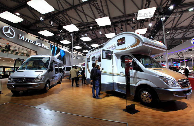 东方人,站,横图,室内,白天,仰视,地板,汽车,上海,中国,亚洲,行人,奔驰,停靠,阴影,服装,光线,影子,灯光,地面,许多人,注视,休闲装,黄种人,路人,木地板,车,衣服,交通工具,轿车,观察,看,站着,一群人,休闲,休闲服,展示,服饰,观看,展览,车展,申,察看,关注,停泊,载具,东亚,闵行区,上海市,上海车展,上海国际展览中心,中华人民共和国,沪,华东地区,过客,男人,男性,年轻男性,年轻女性,女人,女性,亚洲人,站立,彩图,低角度拍摄,全身,虹桥经济技术开发区,汽车展览,上海虹桥经济技术开发区,2013年上海第十五届国际汽车展,2013上海车展,上海国际汽车工业展览会,奔驰Sprinter,梅赛德斯.奔驰,shwf1