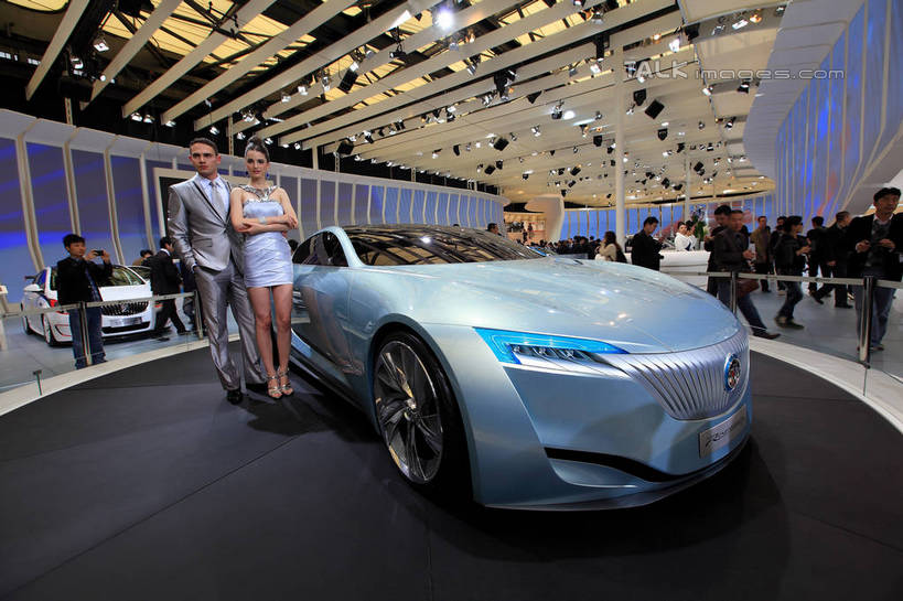 东方人,西方人,同事,模特,站,走,双手交叉,横图,室内,白天,正面,衬衫,裙子,西装,成功,合作,团队,集体,信心,技术,科技,汽车,上海,欧洲,中国,欧洲人,亚洲,一辆,行人,游客,游人,停靠,阴影,连衣裙,套装,服装,正装,光线,影子,灯光,领带,许多人,注视,休闲装,职业装,黄种人,队伍,路人,旅客,车,衣服,交通工具,轿车,观察,看,站着,一群人,休闲,休闲服,车模,展示,服饰,观看,展览,车展,申,察看,领导,双手抱胸,未来,象征,庄重,成就,关注,停泊,载具,身份,合伙,领袖,东亚,闵行区,概念车,上海市,上海车展,别克,上海国际展览中心,中华人民共和国,沪,华东地区,正式,地位,独特,新颖,过客,男人,男性,年轻男性,年轻女性,女人,女性,白种人,亚洲人,模特儿,步行,散步,站立,走路,半身,彩图,衬衣,虹桥经济技术开发区,汽车展览,上海虹桥经济技术开发区,2013年上海第十五届国际汽车展,2013上海车展,上海国际汽车工业展览会,别克Riviera,shwf1