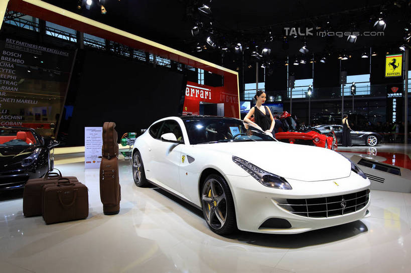 东方人,一个人,模特,站,横图,室内,白天,正面,裙子,汽车,照明,上海,中国,亚洲,仅一个年轻女性,仅一个女性,仅一个人,一辆,停靠,阴影,连衣裙,光线,影子,灯光,跑车,注视,黄种人,顶灯,车,灯,灯具,交通工具,观察,看,站着,车模,展示,搭,观看,展览,车展,照亮,申,察看,照明设备,搭着,关注,停泊,载具,敞篷跑车,东亚,闵行区,法拉利,上海市,上海车展,上海国际展览中心,中华人民共和国,沪,华东地区,年轻女性,女人,女性,亚洲人,模特儿,站立,彩图,全身,虹桥经济技术开发区,汽车展览,上海虹桥经济技术开发区,2013年上海第十五届国际汽车展,2013上海车展,上海国际汽车工业展览会,法拉利458spider,shwf1