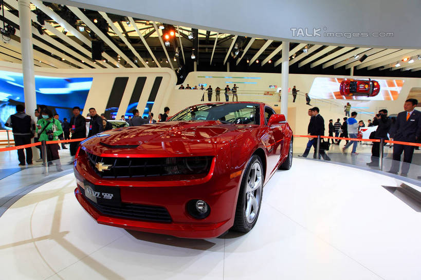 东方人,栏杆,站,走,横图,室内,白天,正面,天花板,汽车,上海,中国,亚洲,一辆,行人,游客,游人,停靠,阴影,服装,光线,影子,墙,围栏,灯光,地面,跑车,许多人,注视,休闲装,黄种人,护栏,路人,旅客,墙壁,墙面,车,衣服,红色,交通工具,观察,看,站着,一群人,休闲,休闲服,展示,服饰,观看,展览,车展,申,察看,关注,停泊,载具,东亚,闵行区,上海市,上海车展,上海国际展览中心,中华人民共和国,沪,华东地区,过客,男人,男性,年轻男性,年轻女性,女人,女性,亚洲人,步行,散步,站立,走路,半身,彩图,雪佛兰,虹桥经济技术开发区,汽车展览,上海虹桥经济技术开发区,2013年上海第十五届国际汽车展,2013上海车展,上海国际汽车工业展览会,科帕奇,雪佛兰科帕奇,shwf1