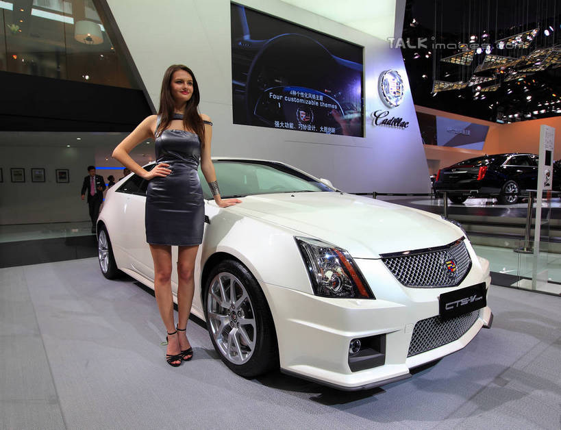 西方人,一个人,模特,站,横图,室内,白天,正面,高跟鞋,裙子,时尚,显示器,汽车,鞋子,上海,欧洲,中国,欧洲人,亚洲,仅一个年轻女性,仅一个女性,仅一个人,一辆,停靠,阴影,连衣裙,光线,屏幕,影子,墙,灯光,注视,显示屏,手叉腰,墙壁,墙面,车,交通工具,轿车,叉腰,观察,看,站着,车模,展示,搭,观看,展览,车展,申,察看,搭着,关注,时髦,停泊,载具,输出设备,东亚,闵行区,上海市,上海车展,凯迪拉克,上海国际展览中心,中华人民共和国,沪,华东地区,时兴,单手叉腰,年轻女性,女人,女性,白种人,模特儿,站立,彩图,全身,虹桥经济技术开发区,汽车展览,上海虹桥经济技术开发区,2013年上海第十五届国际汽车展,2013上海车展,上海国际汽车工业展览会,凯迪拉克CTS,凯迪拉克CTS-V,shwf1